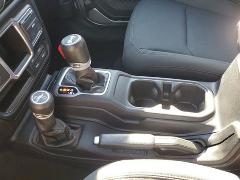 Used 2018 Jeep Wrangler Unlimited Sport image 32