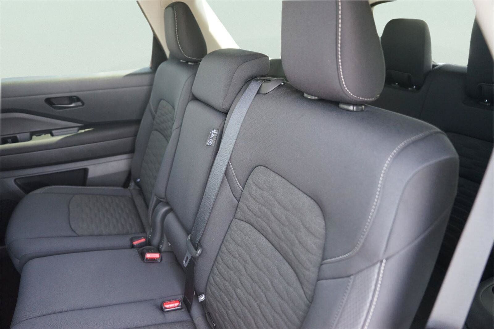 Used 2025 Nissan Pathfinder SV FWD image 13