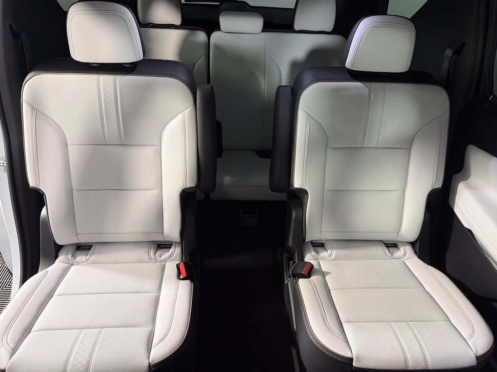 Used 2026 Chevrolet Traverse High Country w/ LPO, Floor Liner Package FWD image 17
