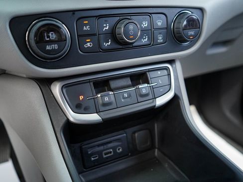 Used 2024 GMC Terrain SLT FWD image 34
