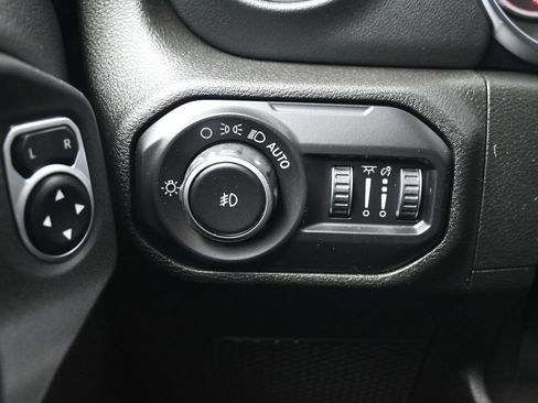 Used 2020 Jeep Wrangler Unlimited Sahara image 14