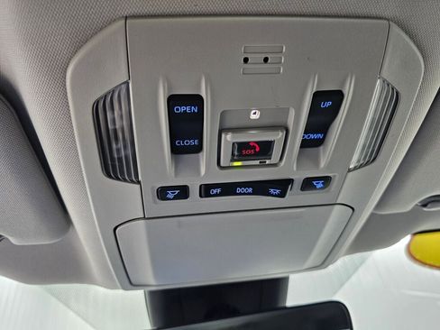 Used 2021 Toyota Highlander Limited image 17