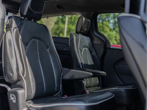 Used 2019 Chrysler Pacifica Limited w/ Advanced Safetytec Group image 8