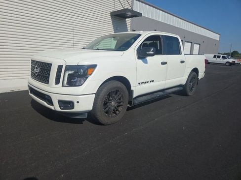 Used 2018 Nissan Titan SV w/ SV Convenience Package RWD image 4
