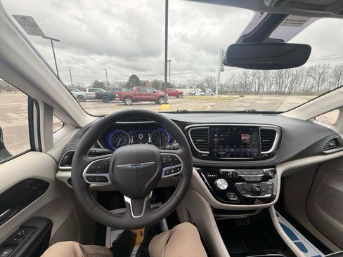 Used 2024 Chrysler Pacifica Limited image 13
