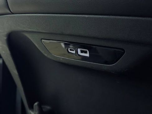 Certified 2025 Chrysler Pacifica Limited FWD image 27