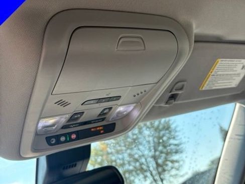Used 2018 Chevrolet Equinox Premier FWD image 27