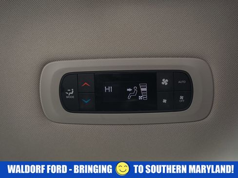 Used 2024 Chrysler Pacifica Touring-L image 35