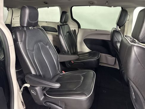 Used 2023 Chrysler Pacifica Limited FWD image 21