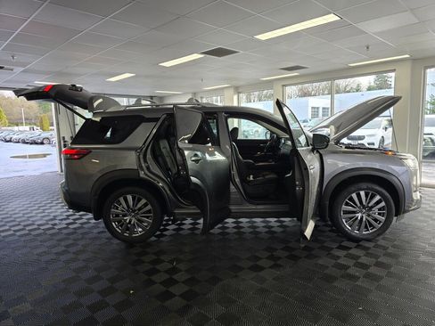Used 2025 Nissan Pathfinder SL w/ SL Premium Package image 18