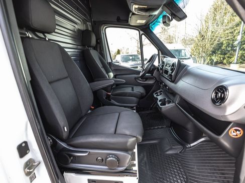 Used 2019 Freightliner Sprinter 3500 image 21