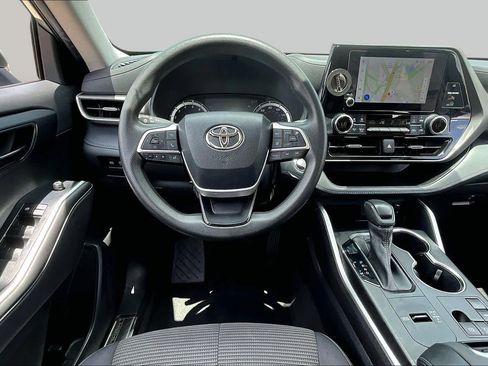 Used 2023 Toyota Highlander L FWD image 6
