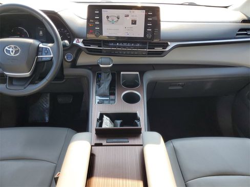 Used 2022 Toyota Sienna XLE image 14