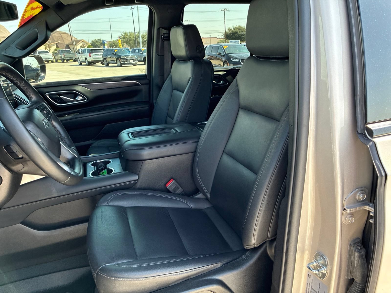 Used 2023 Chevrolet Tahoe Z71 w/ Luxury Package AWD/4WD image 25