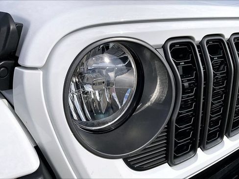 Used 2025 Jeep Gladiator Sport AWD/4WD image 29
