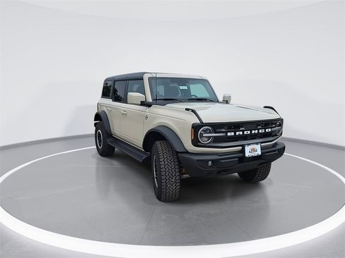 New 2025 Ford Bronco Outer Banks w/ Sasquatch Package image 2
