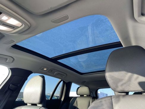 Used 2025 Volvo V60 B5 Cross Country Plus image 9