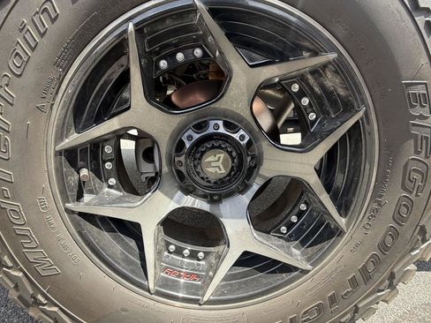 Used 2022 Jeep Gladiator Sport image 8