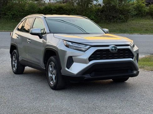 Used 2022 Toyota RAV4 XLE AWD/4WD image 2