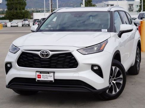 Certified 2025 Toyota Highlander XLE image 4
