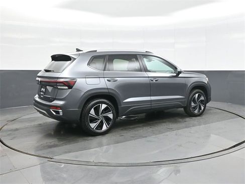 Certified 2025 Volkswagen Taos SE image 7