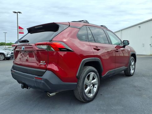 Used 2021 Toyota RAV4 XLE Premium AWD/4WD image 7