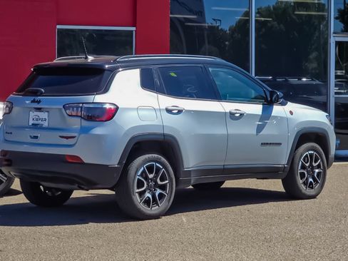 Used 2025 Jeep Compass Trailhawk AWD/4WD image 4