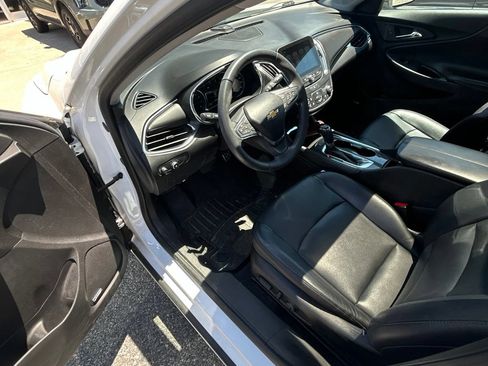 Used 2017 Chevrolet Malibu LT w/ Leather Package FWD image 2