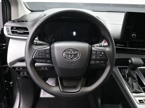 Used 2025 Toyota Sienna LE w/ LE Plus Package image 16