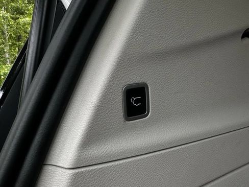 Used 2023 Chrysler Pacifica Touring-L FWD image 18