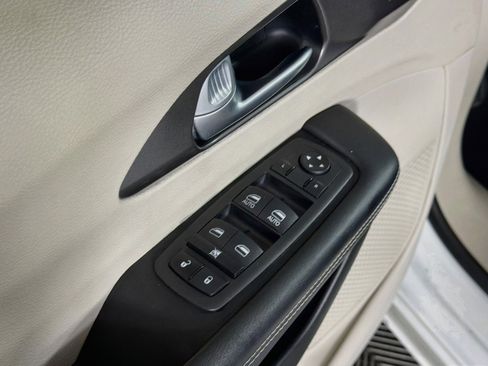 Used 2024 Chrysler Pacifica Touring-L FWD image 15