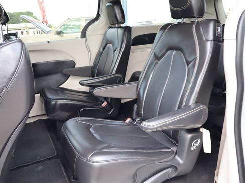 Used 2023 Chrysler Pacifica Touring-L FWD image 5