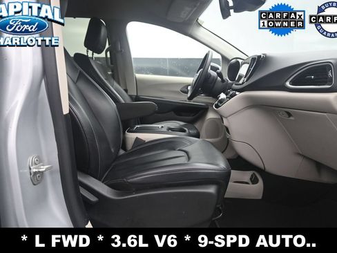 Used 2023 Chrysler Pacifica Touring-L FWD image 12