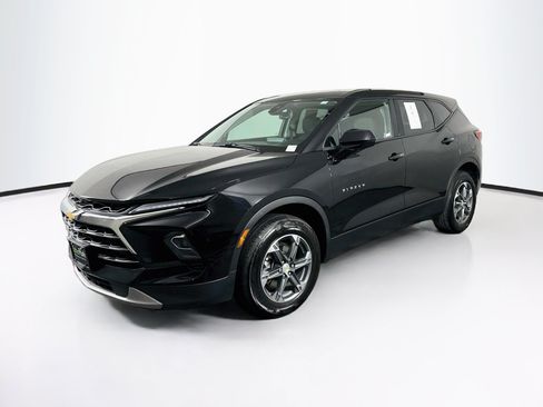 Used 2025 Chevrolet Blazer LT FWD image 3