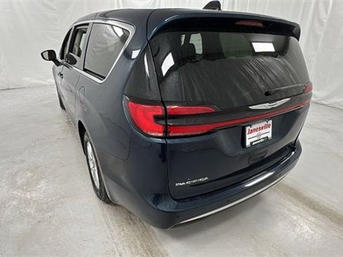 Used 2023 Chrysler Pacifica Touring-L image 5