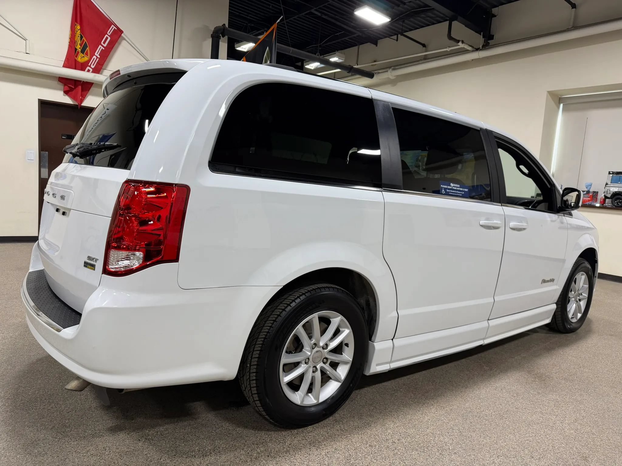 Used 2019 Dodge Grand Caravan SXT FWD image 17