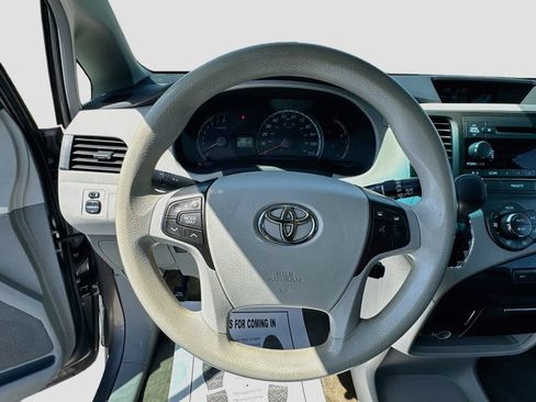 Used 2014 Toyota Sienna LE FWD image 11