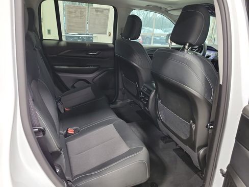 Used 2024 Jeep Grand Cherokee Laredo X image 6