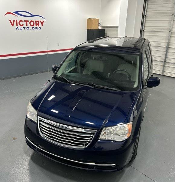 Used 2013 Chrysler Town & Country Touring FWD image 2