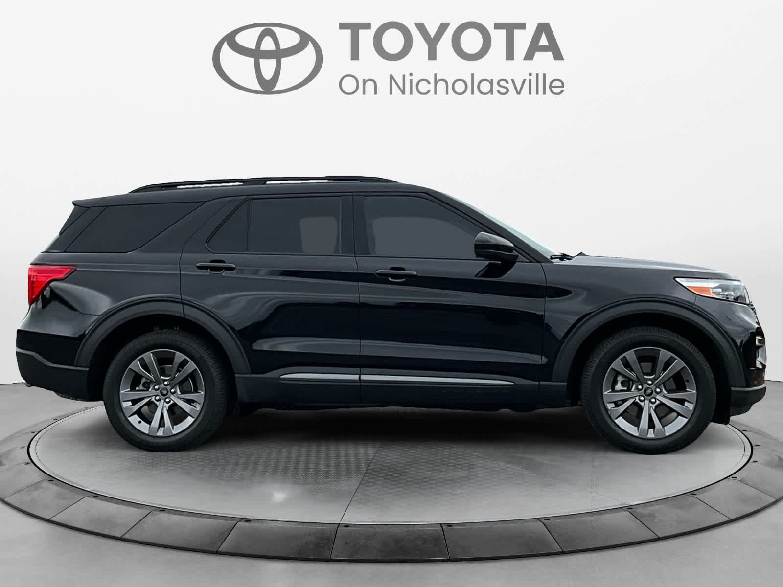 Used 2022 Ford Explorer XLT w/ Equipment Group 202A AWD/4WD image 6