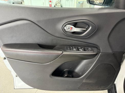 Used 2019 Jeep Cherokee Trailhawk w/ Cold Weather Group AWD/4WD image 11
