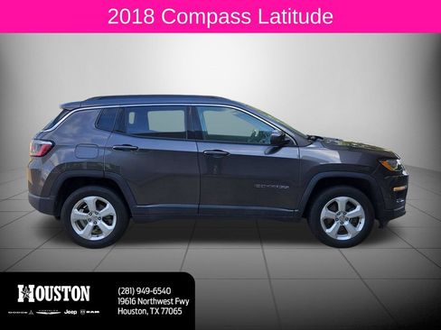 Used 2018 Jeep Compass Latitude w/ Popular Equipment Group AWD/4WD image 2