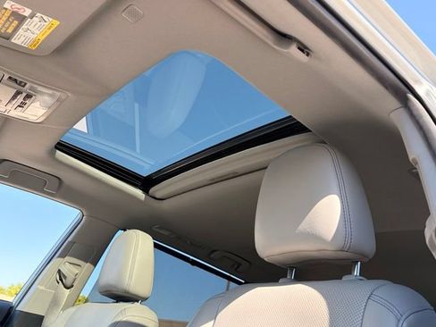 Used 2019 Toyota Highlander Limited FWD image 12