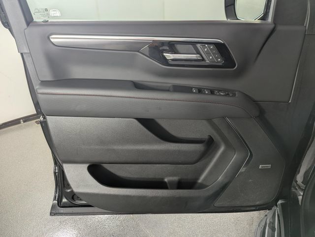 Used 2025 Chevrolet Suburban RST w/ Comfort Package AWD/4WD image 9
