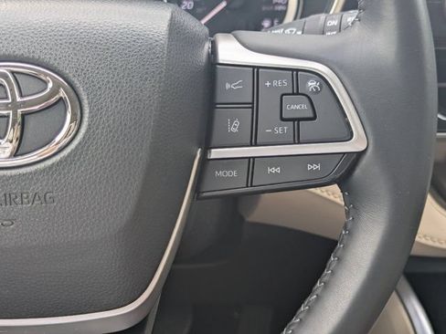 Used 2023 Toyota Highlander XLE FWD image 23