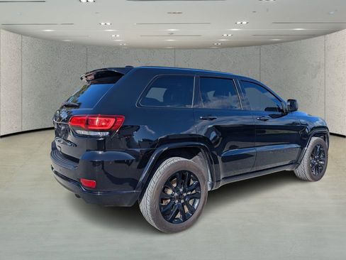 Used 2022 Jeep Grand Cherokee Laredo X image 3