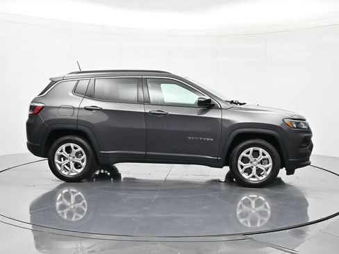 Used 2024 Jeep Compass Latitude AWD/4WD image 4