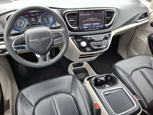 Used 2023 Chrysler Pacifica Touring-L FWD image 11