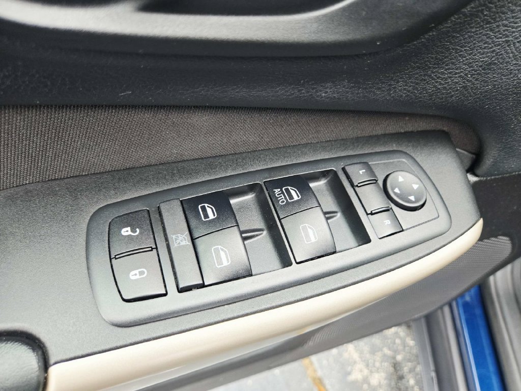 Used 2018 Jeep Cherokee Latitude w/ Cold Weather Group AWD/4WD image 32