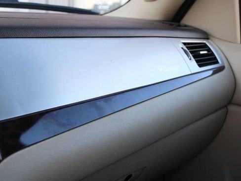 Used 2013 Cadillac Escalade Premium image 18